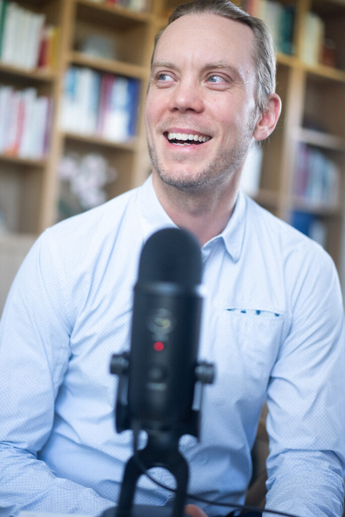Rasmus taler i mikrofon. Podcast.