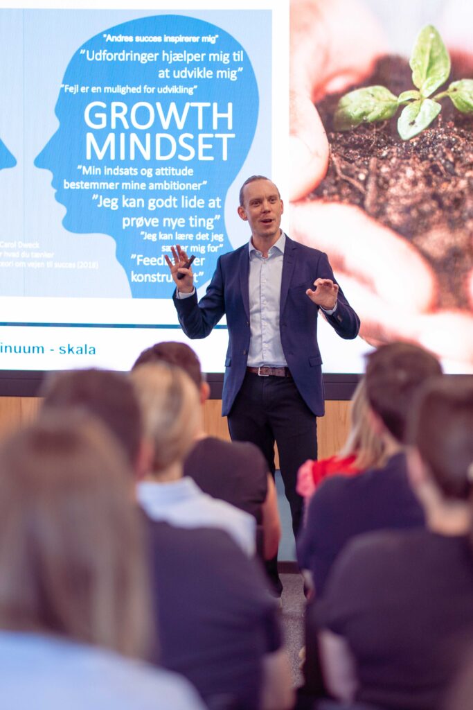 Rasmus taler under en workshop