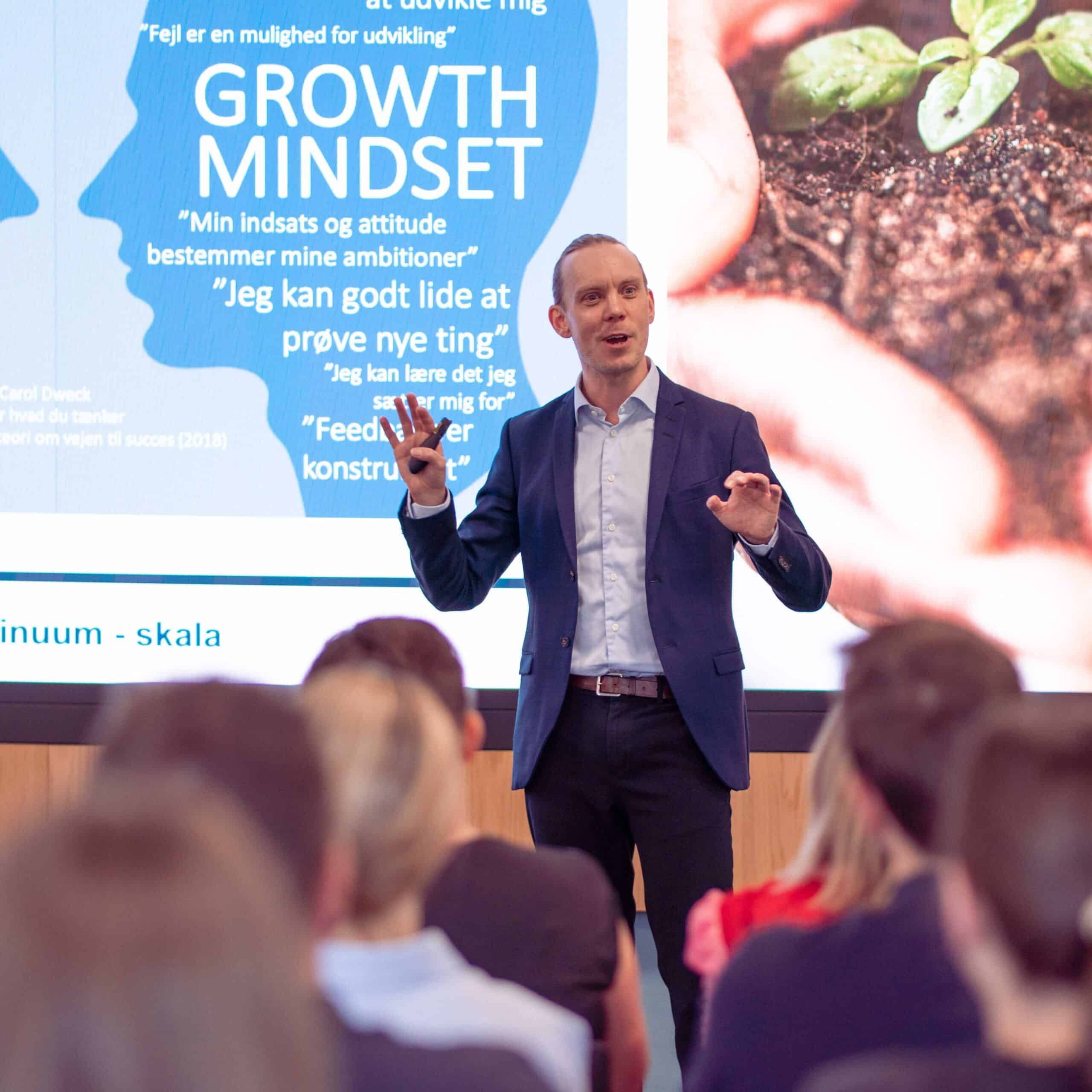 Rasmus taler under en workshop