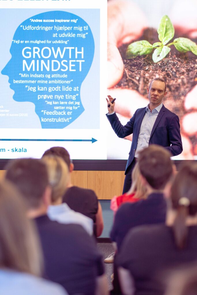 Rasmus taler til en workshop