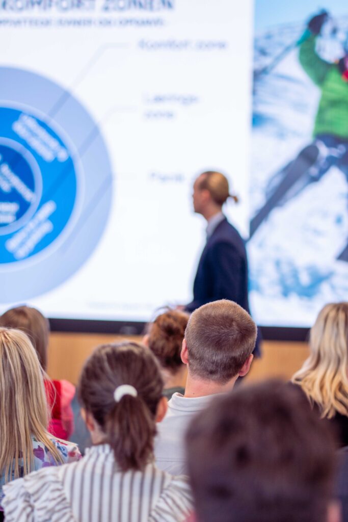 Rasmus ved tavlen under kursus forløb.