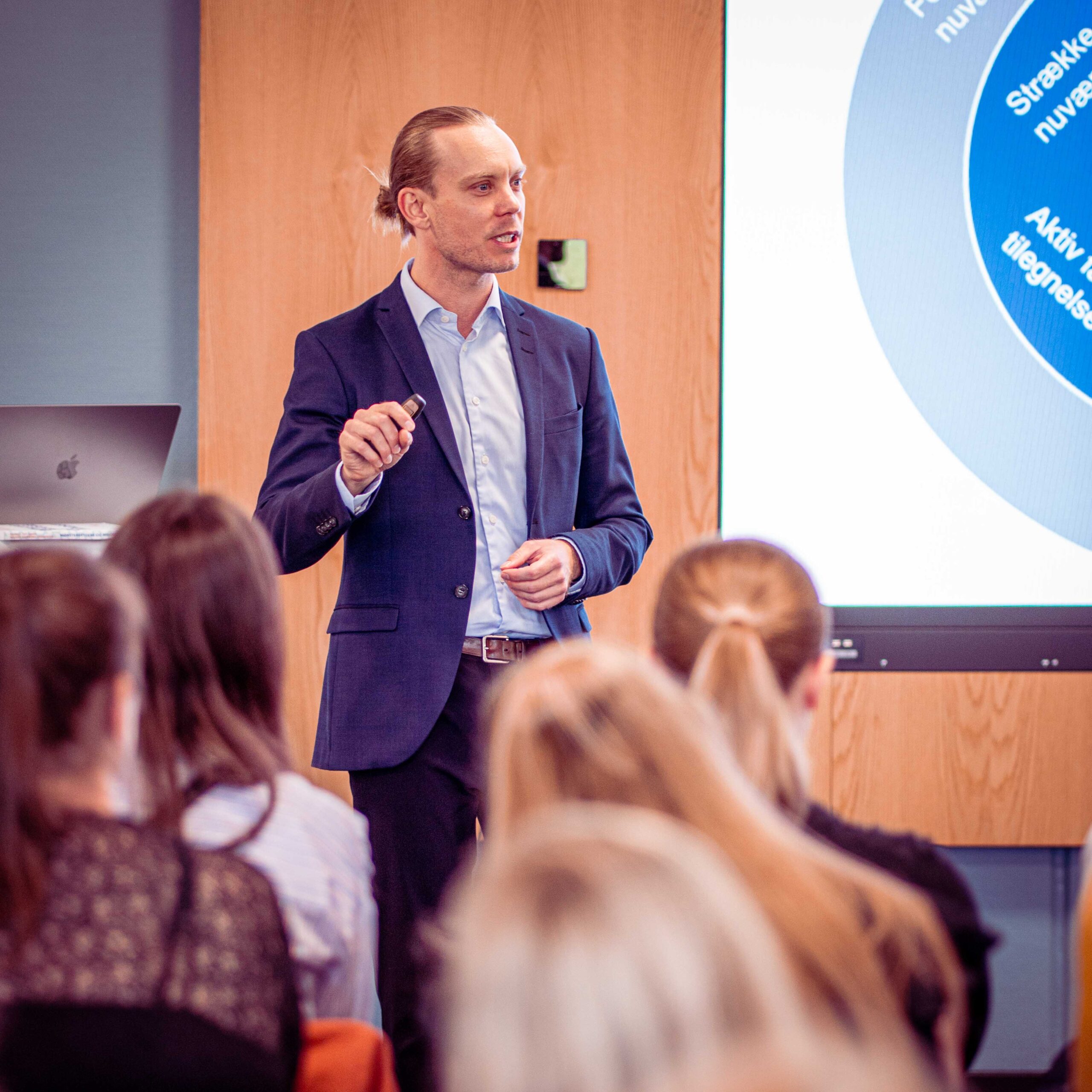 Rasmus taler under en workshop