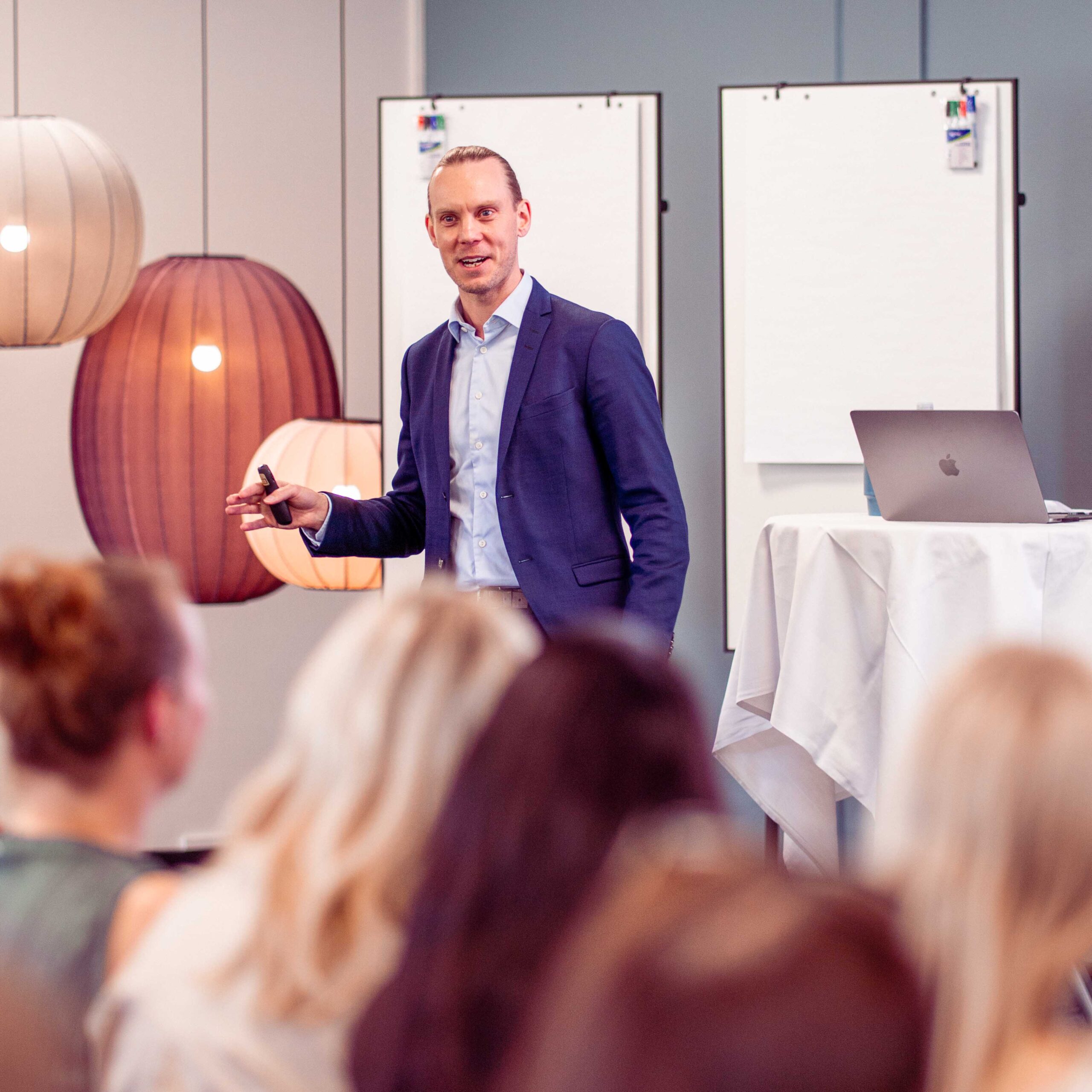 Rasmus taler under en workshop