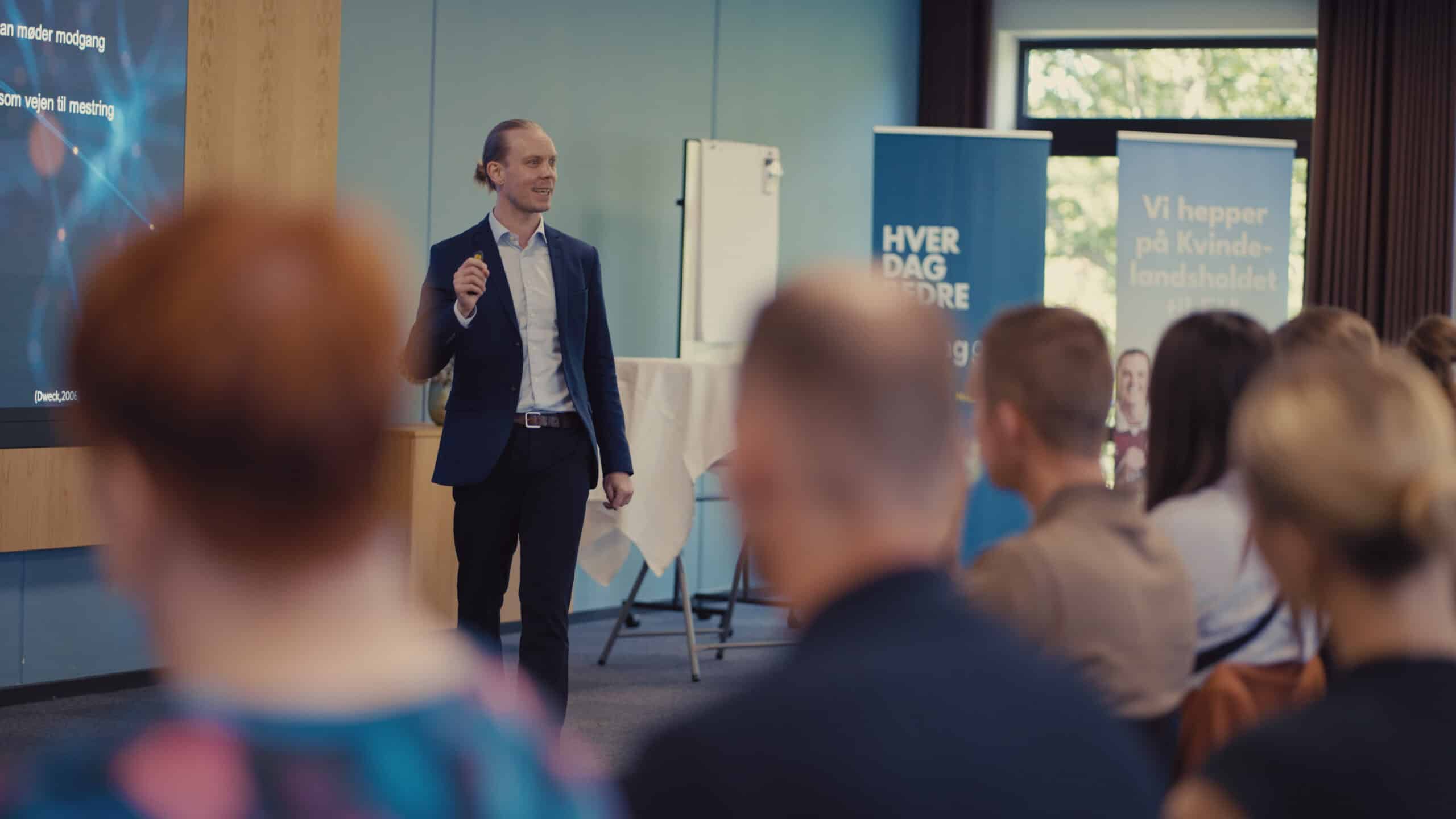 Rasmus taler til et foredrag.