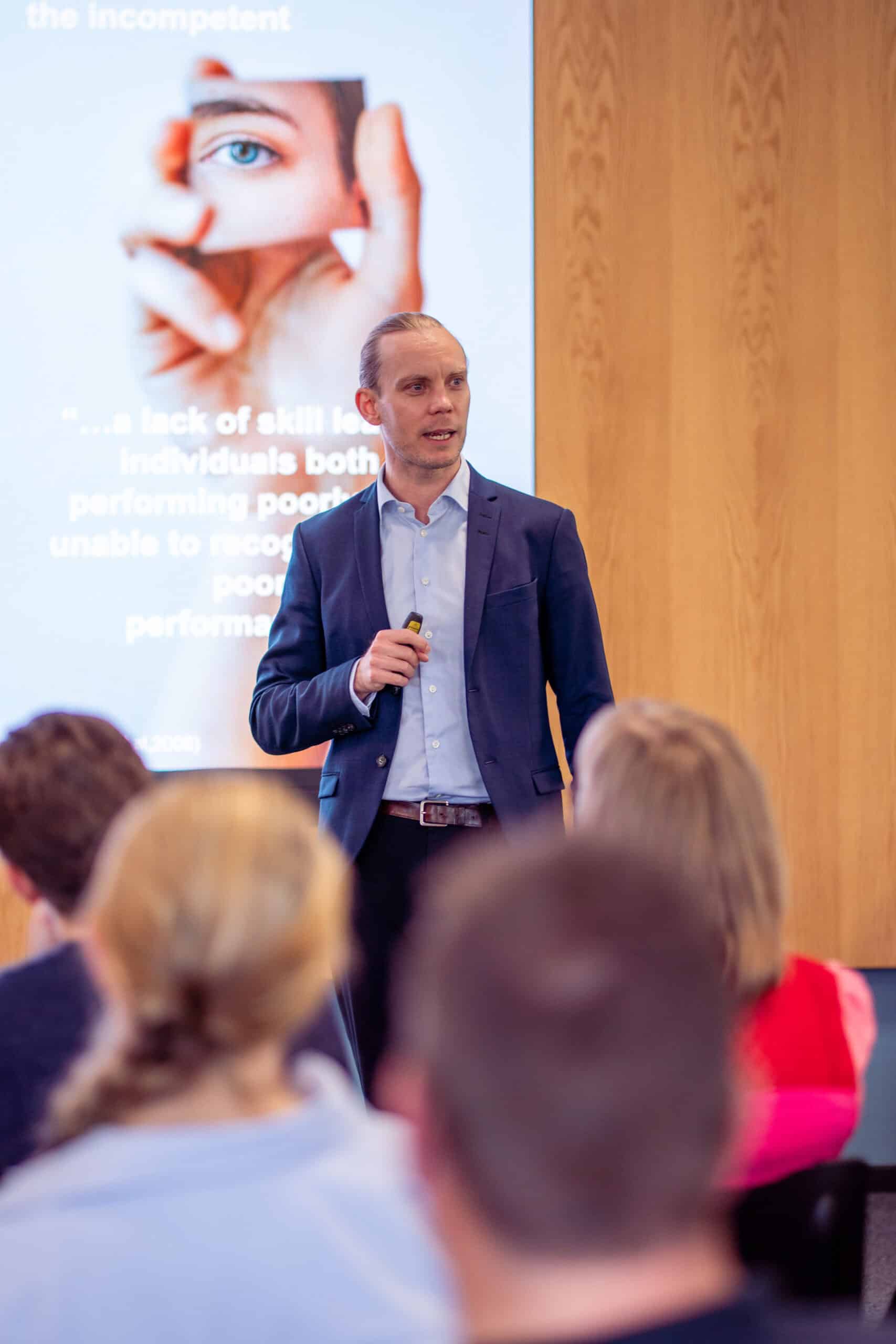 Rasmus taler under et foredrag